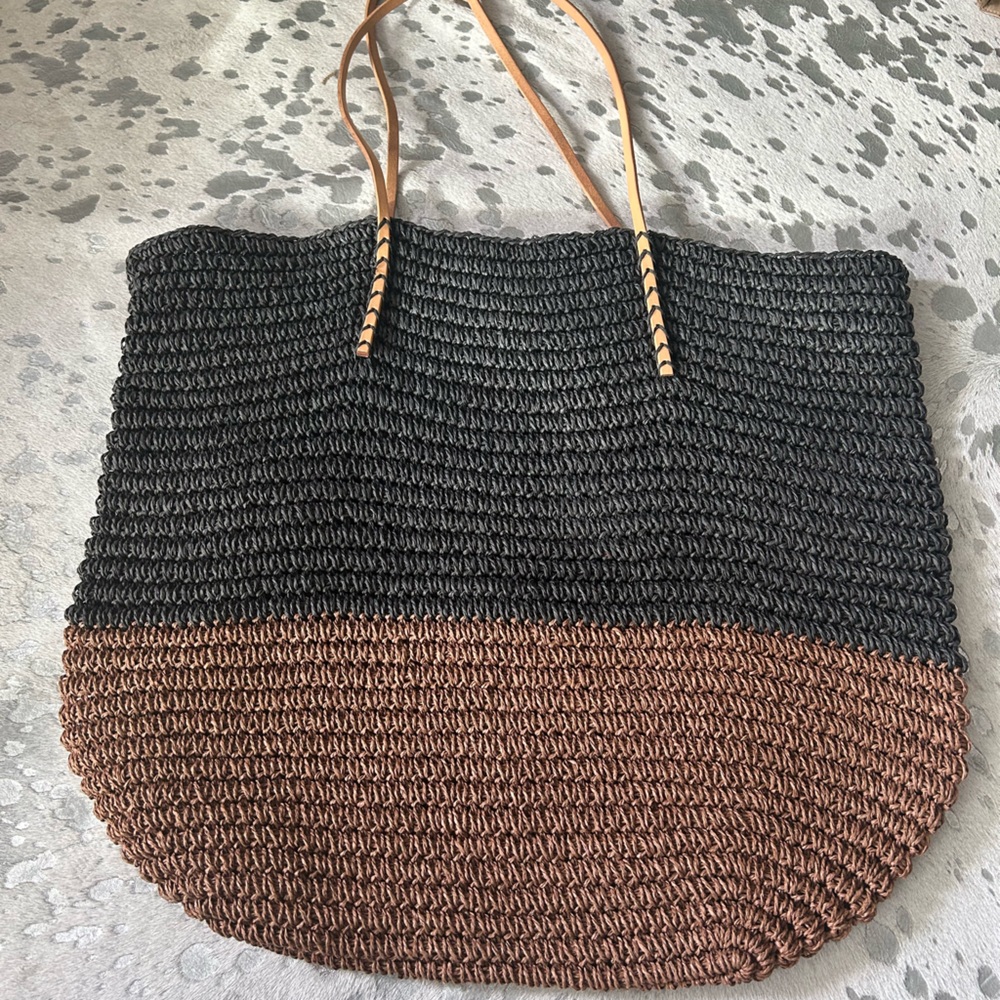 Beach bag with leather straps